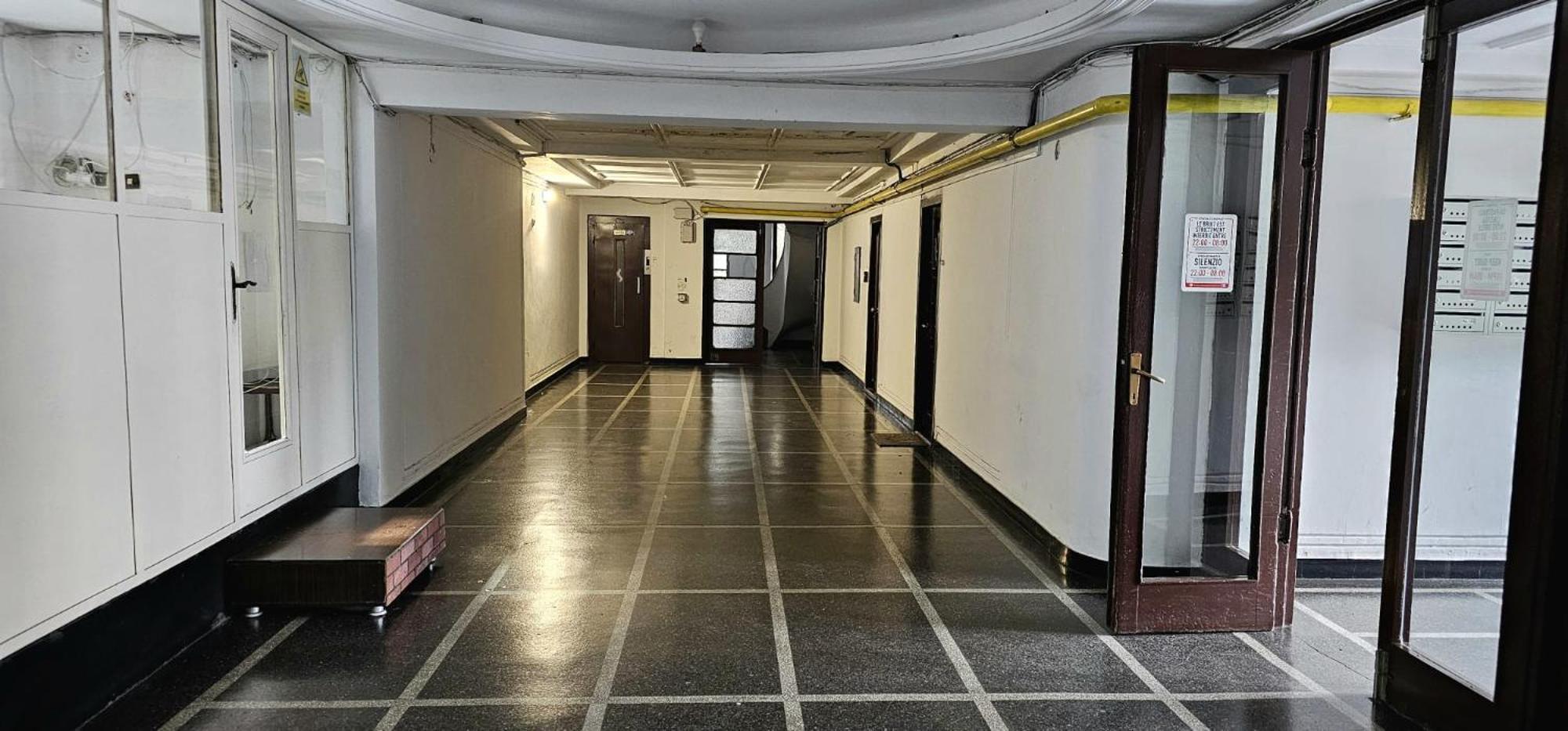 Tantra Studio 1 Conta Universitate Bucharest Luaran gambar